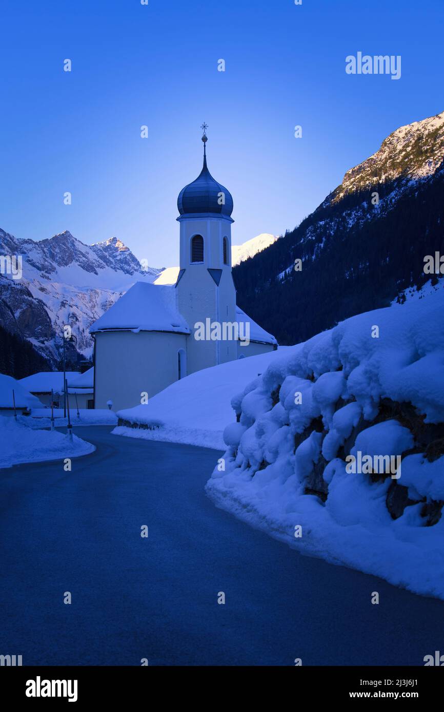 Hornbach en hiver, avec l'église paroissiale catholique "notre Dame de bon conseil" district de Reutte dans le Tyrol, Autriche, Europe Banque D'Images