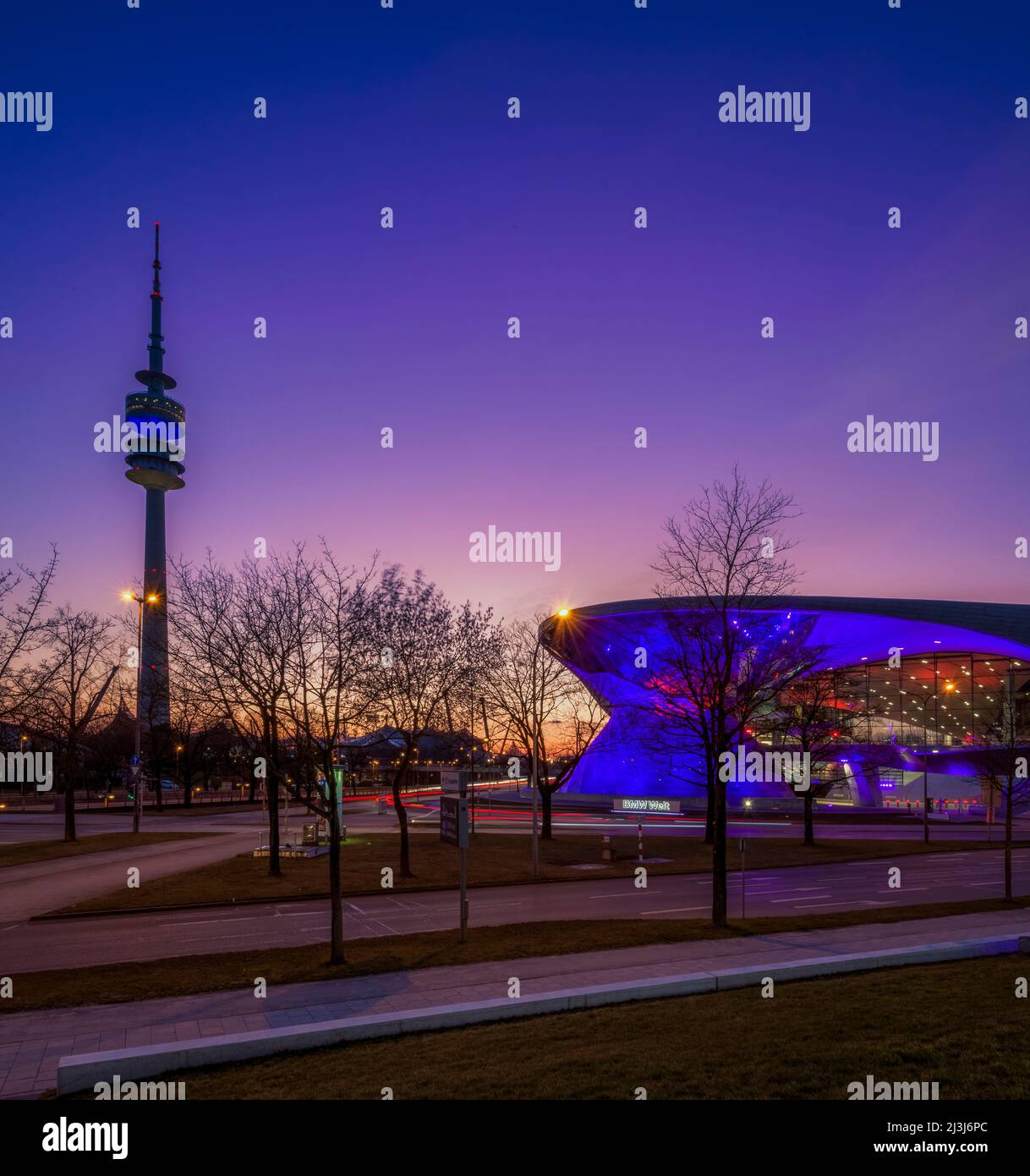 BMW World avec la Tour Olympique, illuminé dans les couleurs nationales ukrainiennes bleu et jaune à l'occasion de la guerre en Ukraine, Munich, Bavière, Allemagne, Europe Banque D'Images