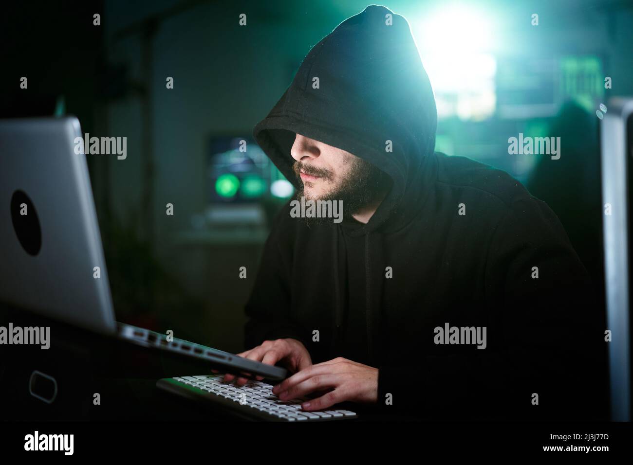 Hacker homme faisant une attaque d'ordinateur de commencer à taper sur le clavier d'ordinateur portable et de casser le mot de passe. Homme s'engageant dans le piratage de systèmes de sécurité Banque D'Images