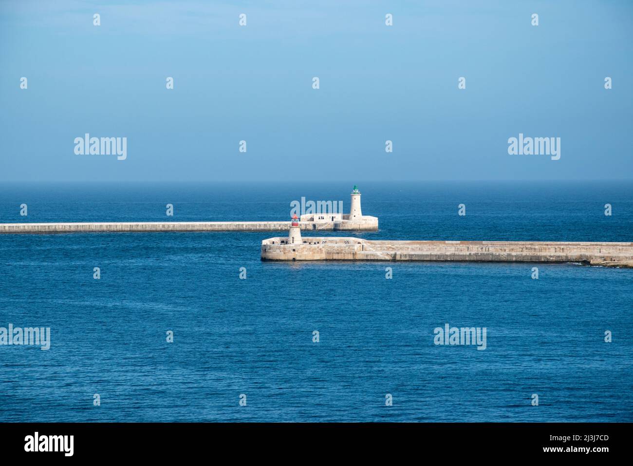 Le brise-lames de Saint-Elmo et le brise-lames de Ricasoli est gardent l'entrée du Grand Port, la Valette, Malte, le 3 décembre 2019. Banque D'Images
