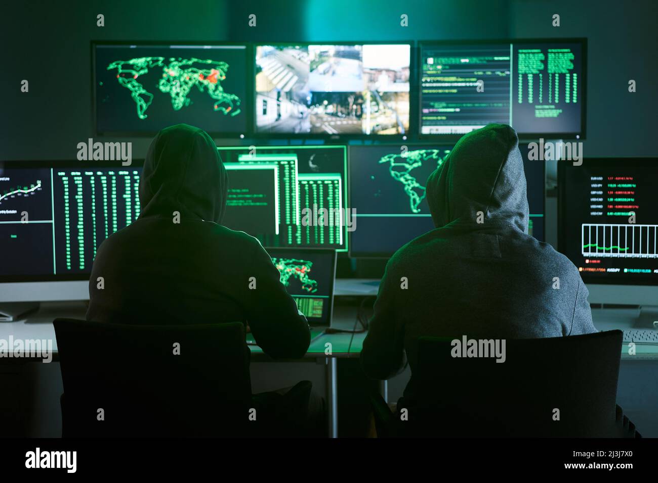 Surveillance de la salle de contrôle caméra vidéo de surveillance ville de contrôle - deux hackers à capuchon dans bureau de la salle noire dispositif complet du service secret de sécurité publique Banque D'Images