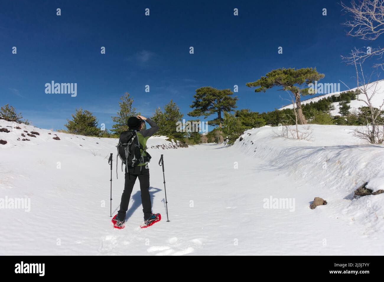Randonneur avec raquettes Prenez une photo de la neige sentier couvert à Etna Park, Sicile Banque D'Images