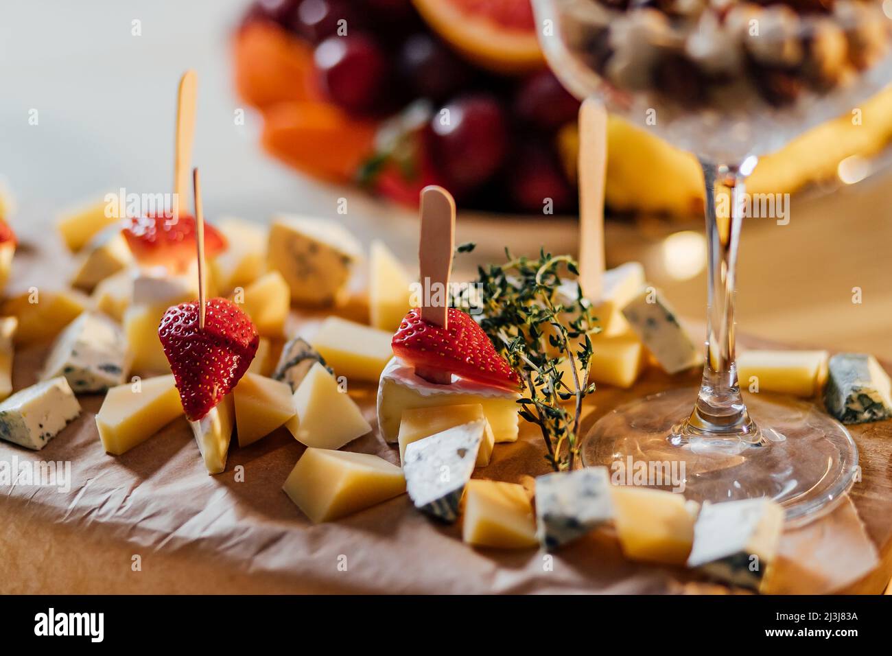 Bruschetta italienne avec fromage à la crème, fraise, arugula et sauce vinaigre balsamique au miel. Apéritif avec pain chiabatta et fraise sur bois Banque D'Images