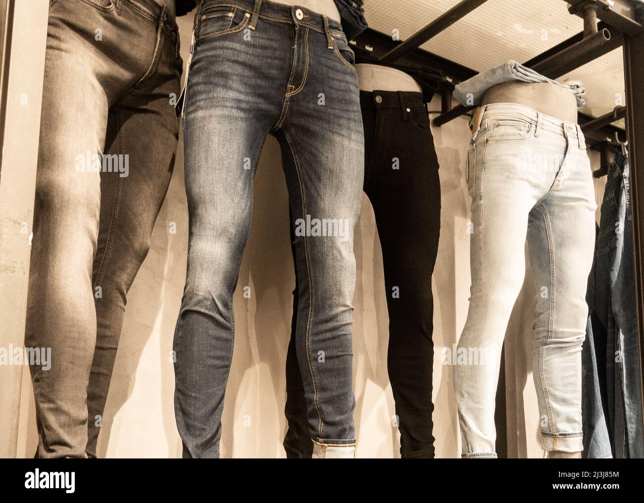Présentoir de jeans moulants en denim Photo Stock - Alamy