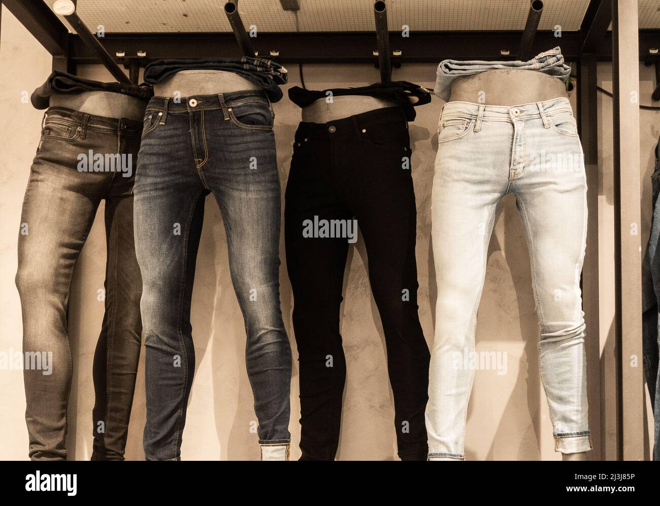 Présentoir de jeans moulants en denim Banque D'Images