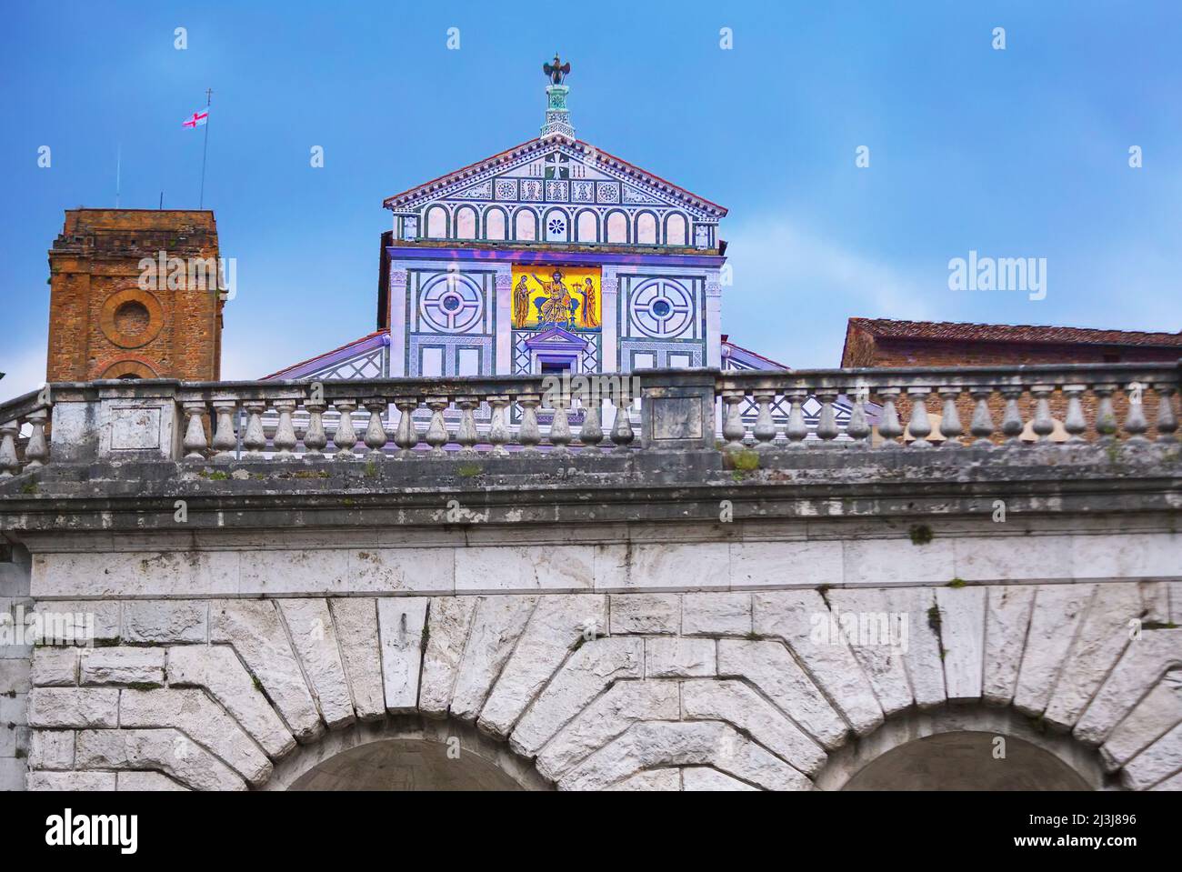 Église San Miniato al Monte peinte avec lumière lors de la célébration de l'église, Florence, Toscane, Italie, Banque D'Images