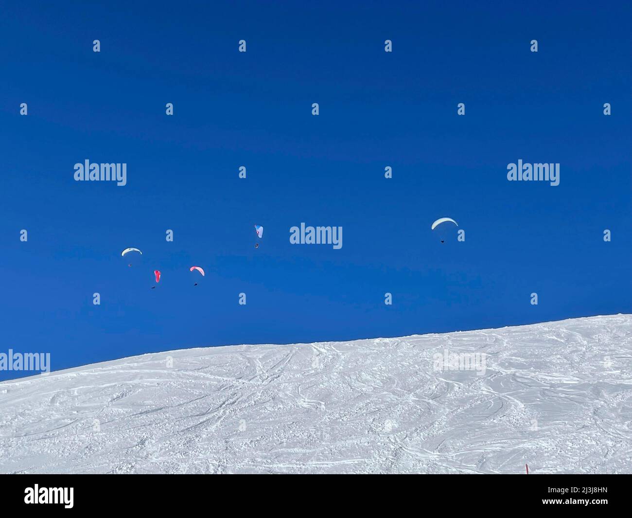 Station de ski Kappl dans la vallée de Paznaun, parapentes sur piste de ski, nature, montagnes, hiver, ciel bleu, Vallée de Paznaun, Galtür, Ischgl, Kappl, Tyrol, Autriche Banque D'Images