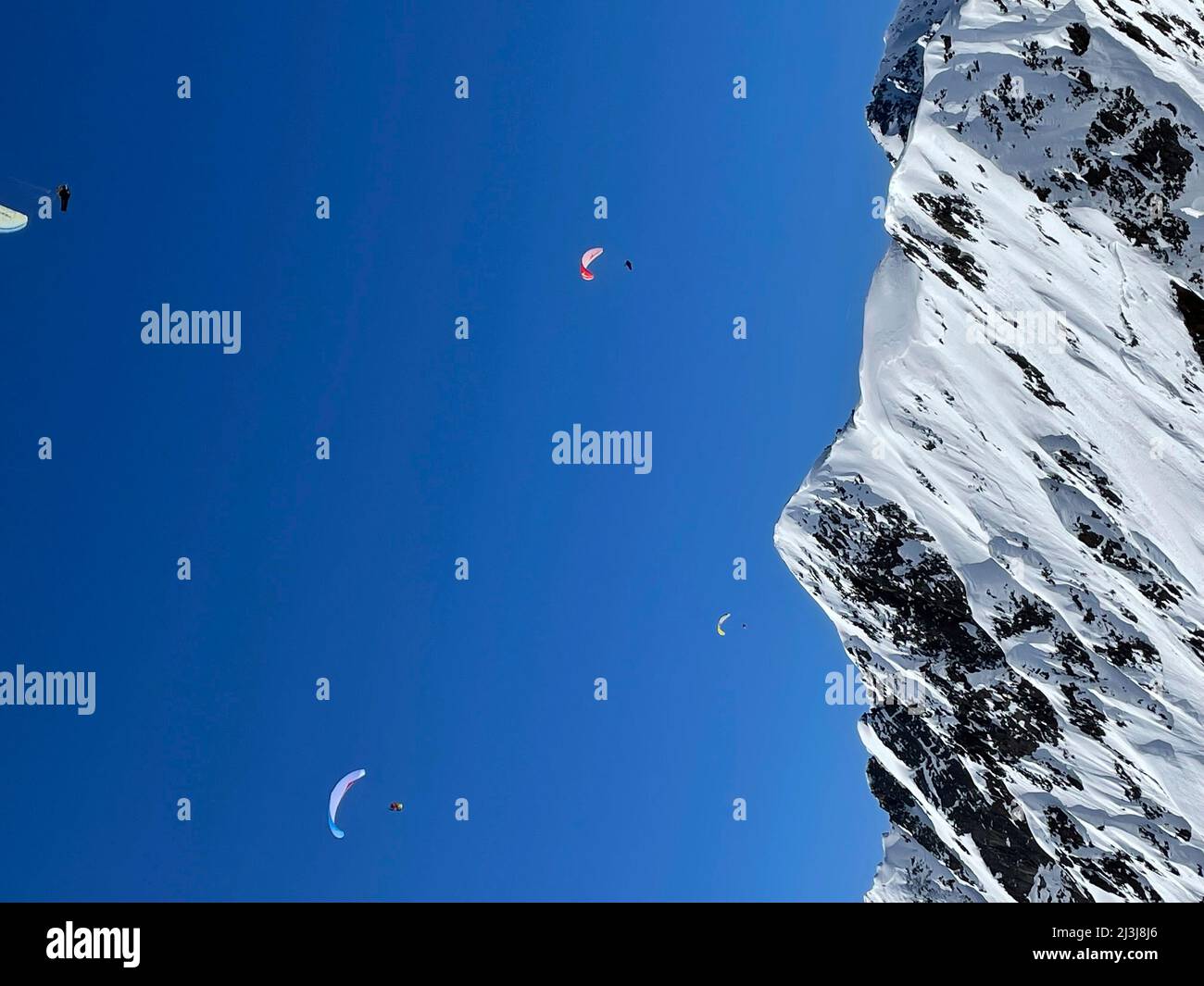 Station de ski Kappl dans la vallée de Paznaun, parapentes sur les sommets de montagne, montagnes enneigées, nature, montagnes, hiver, Ciel bleu, vallée de Paznaun, Galtür, Ischgl, Kappl, Tyrol, Autriche Banque D'Images