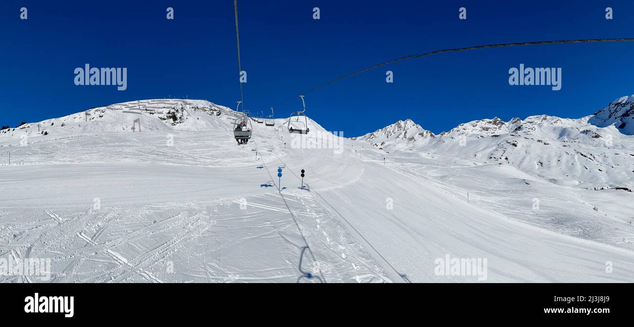 Station de ski Kappl dans la vallée de Paznaun, vue panoramique du télésiège à la station de ski, piste de ski, nature, montagnes, hiver, Ciel bleu, vallée de Paznaun, Galtür, Ischgl, Kappl, Tyrol, Autriche Banque D'Images