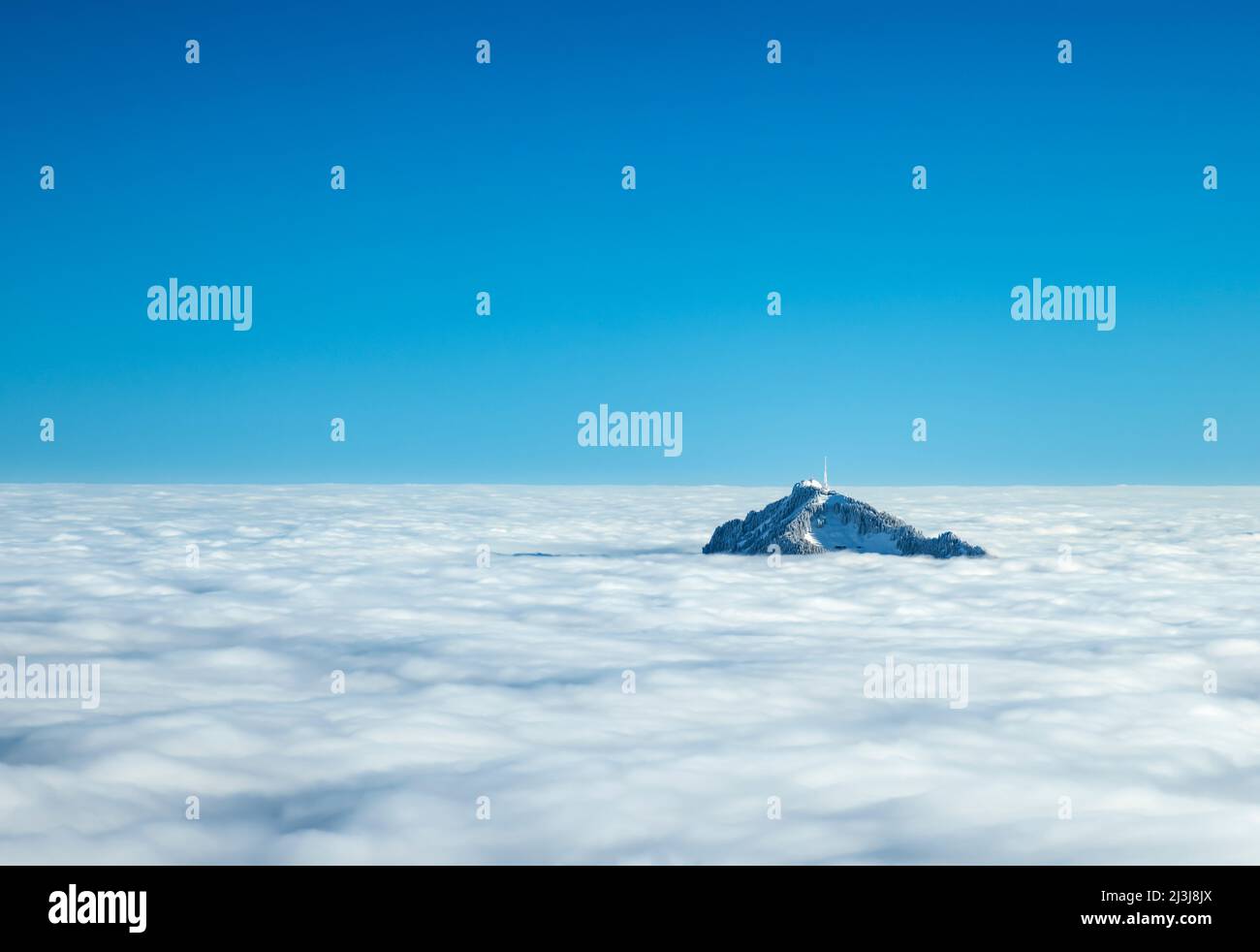 Le mont Grünten près de Sonthofen s'élève au-dessus du brouillard lors d'une journée d'hiver ensoleillée. Allgäu Alpes, Bavière, Allemagne, Europe Banque D'Images