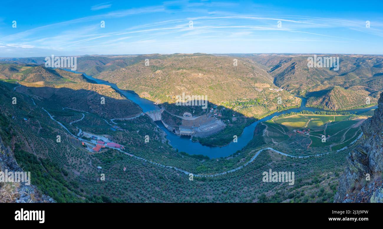 Vue aérienne de la centrale hydraulique de Saucelle, dans la vallée du Douro, portugal Banque D'Images