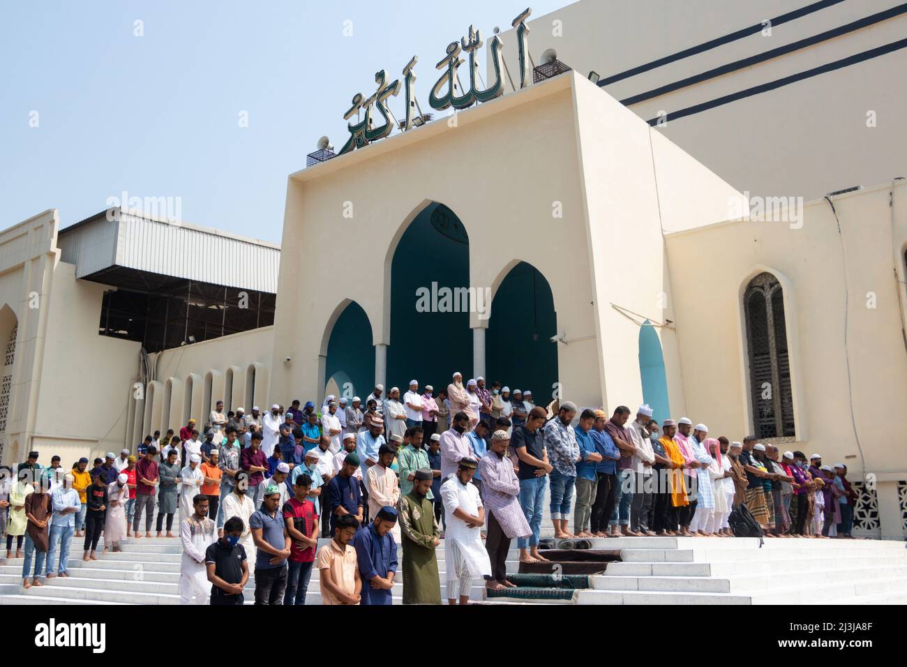 DHAKA, BANGLADESH - 8 AVRIL 2022 : les dévotés musulmans offrent la prière de Jummah pendant le mois Saint du Ramadan à l'extérieur de la Mosqu nationale Baitul Mukarram Banque D'Images