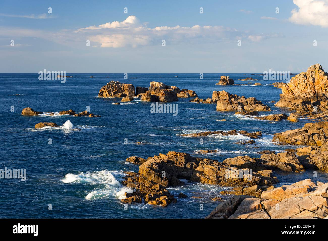 Section côtière au Gouffre près de Plougrescant, lumière du soir, Côte de granit Rose, France, Bretagne, Département Côtes d'Armor Banque D'Images