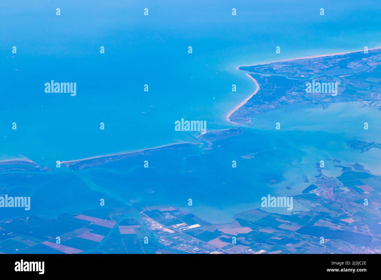 Vue panoramique aérienne de la côte de la mer Adriatique vue d'un avion avec Marano Lagoon, province d'Udine, région italienne Friuli--Venezia Giulia Banque D'Images