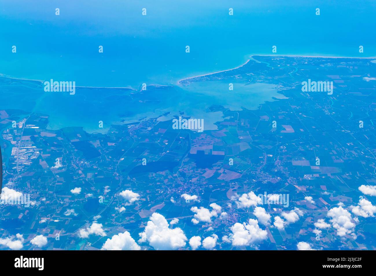 Vue panoramique aérienne de la côte de la mer Adriatique vue d'un avion avec Marano Lagoon, province d'Udine, région italienne Friuli--Venezia Giulia Banque D'Images