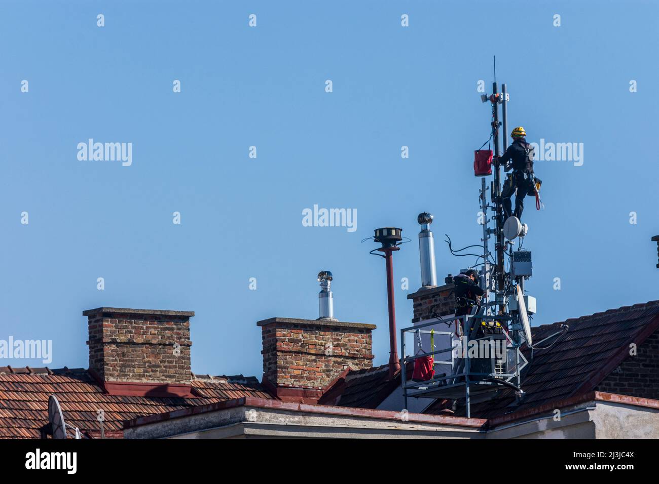 Vienne, installation d'une antenne de téléphone mobile 5G sur le toit d'un immeuble résidentiel en 20. District de Brigittenau, Autriche Banque D'Images