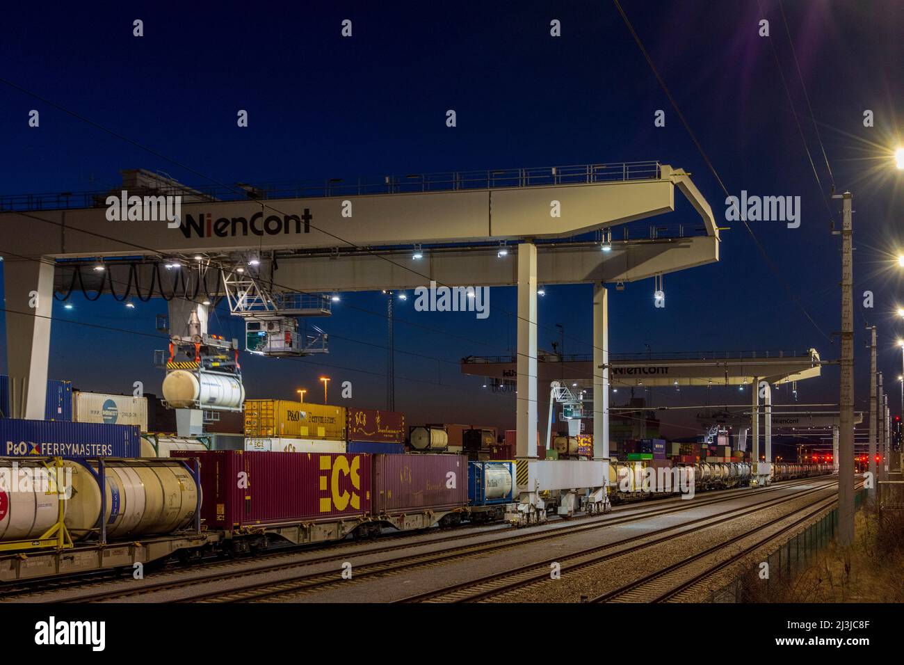 Vienne, déplacement de grues portiques dans le terminal à conteneurs du port Freudenau, société WienCont en 02. District de Leopoldstadt, Autriche Banque D'Images