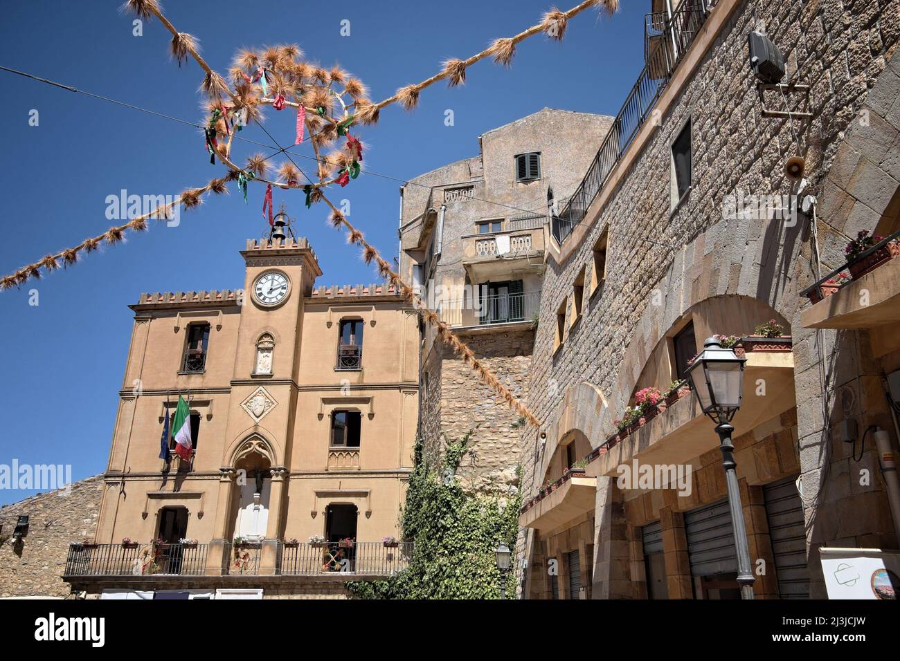 Hôtel de ville de Gangi couronné par la décoration du Festival des oreilles de blé, Sicile Banque D'Images