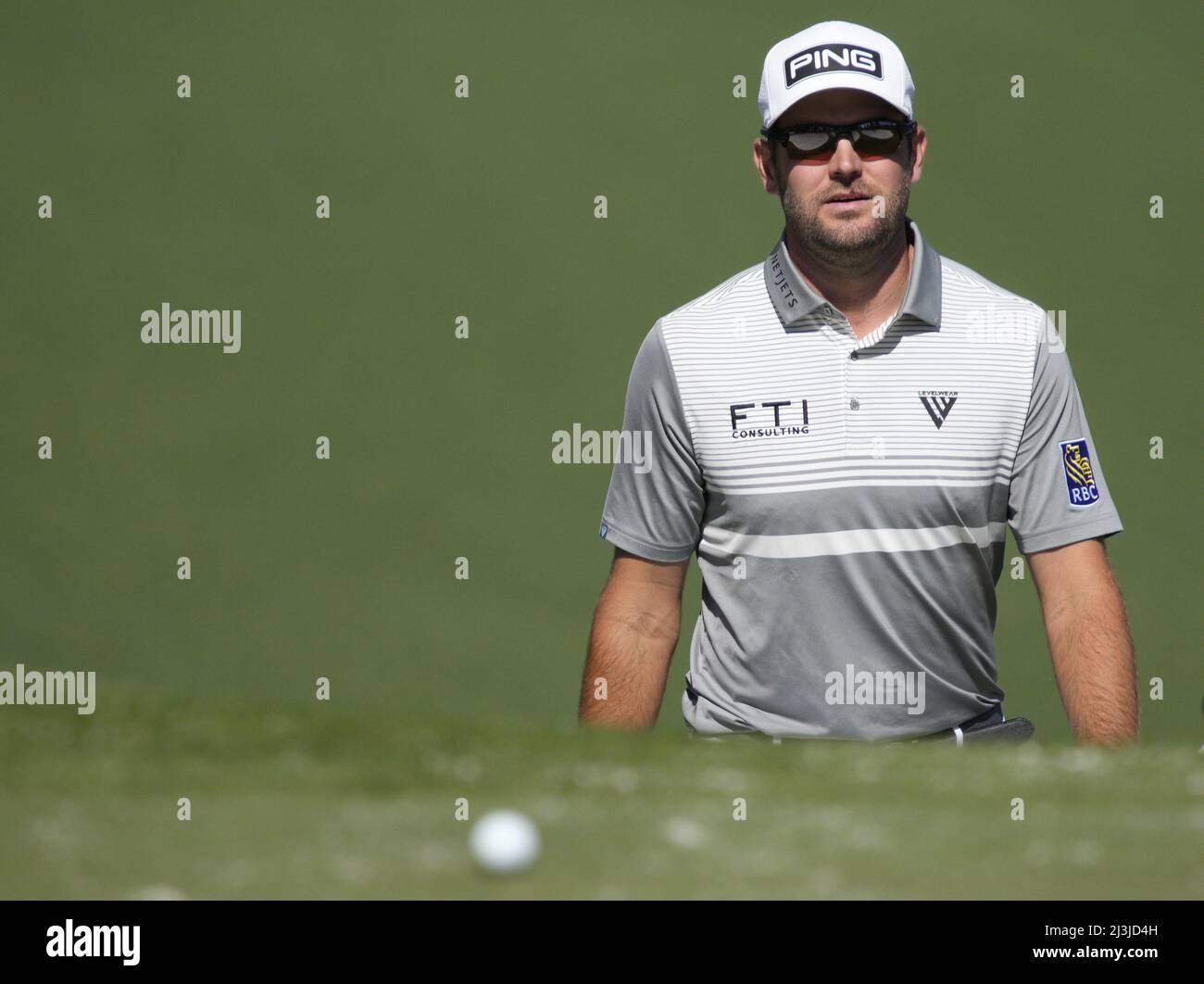 Augusta, États-Unis. 08th avril 2022. Corey Conners of Canada regarde sa balle sur le green au 7th trous le deuxième jour du tournoi de Masters au Augusta National Golf Club, à Augusta, en Géorgie, le vendredi 8 avril 2022. Photo de Bob Strong/UPI crédit: UPI/Alay Live News Banque D'Images