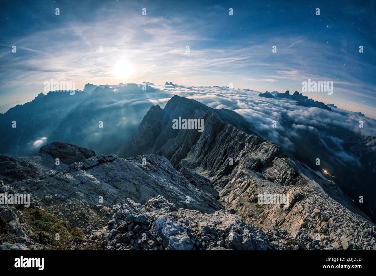 Europe, Italie, Alto Adige - Südtirol, vue sur les Dolomites Sexten depuis le sommet du Picco di Vallandro / Dürenstein de nuit avec le clair de lune Banque D'Images
