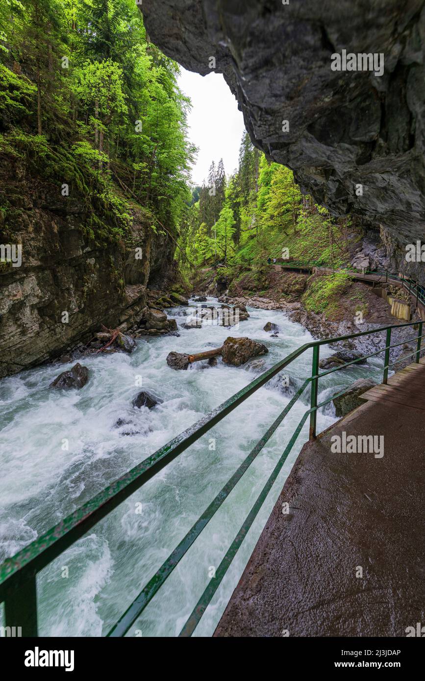 Sentier aventureux sous une corniche parallèle à la gorge de Breitachklamm Banque D'Images