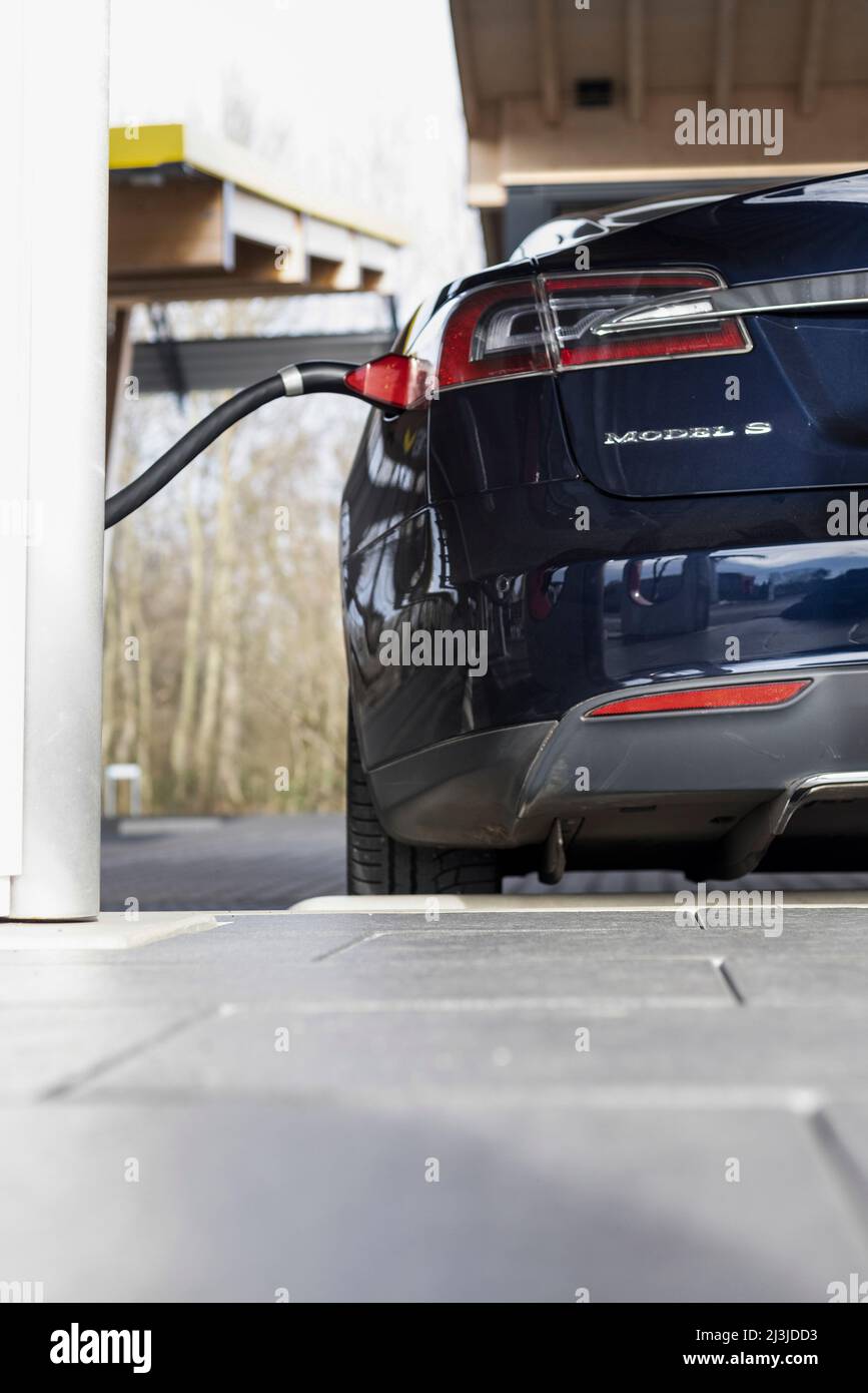 Vue arrière d'une station de charge Tesla en Allemagne. Banque D'Images