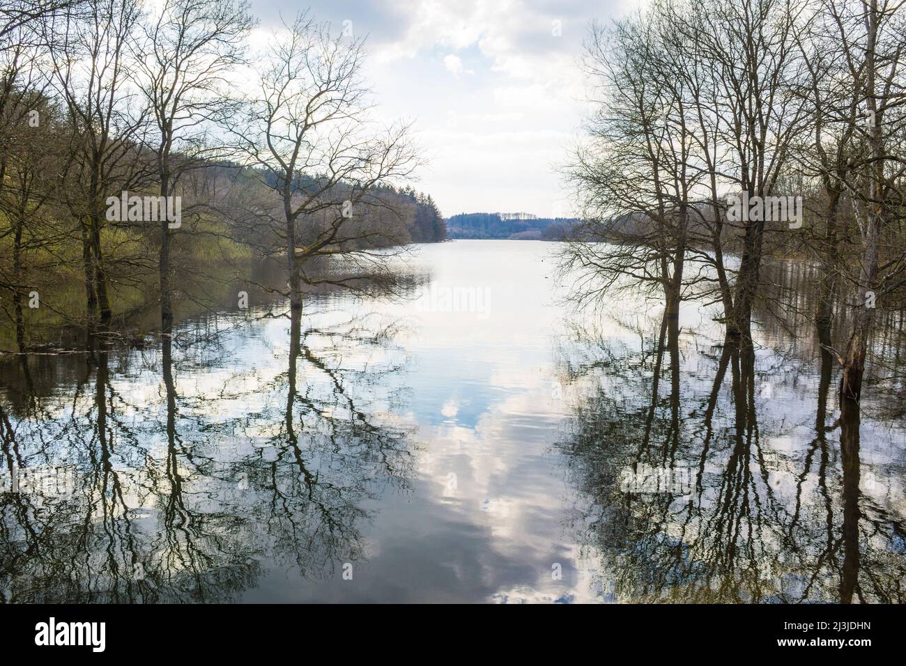 Niveau d'eau élevé du barrage de Bever dans Oberbergisches Land, Allemagne Banque D'Images