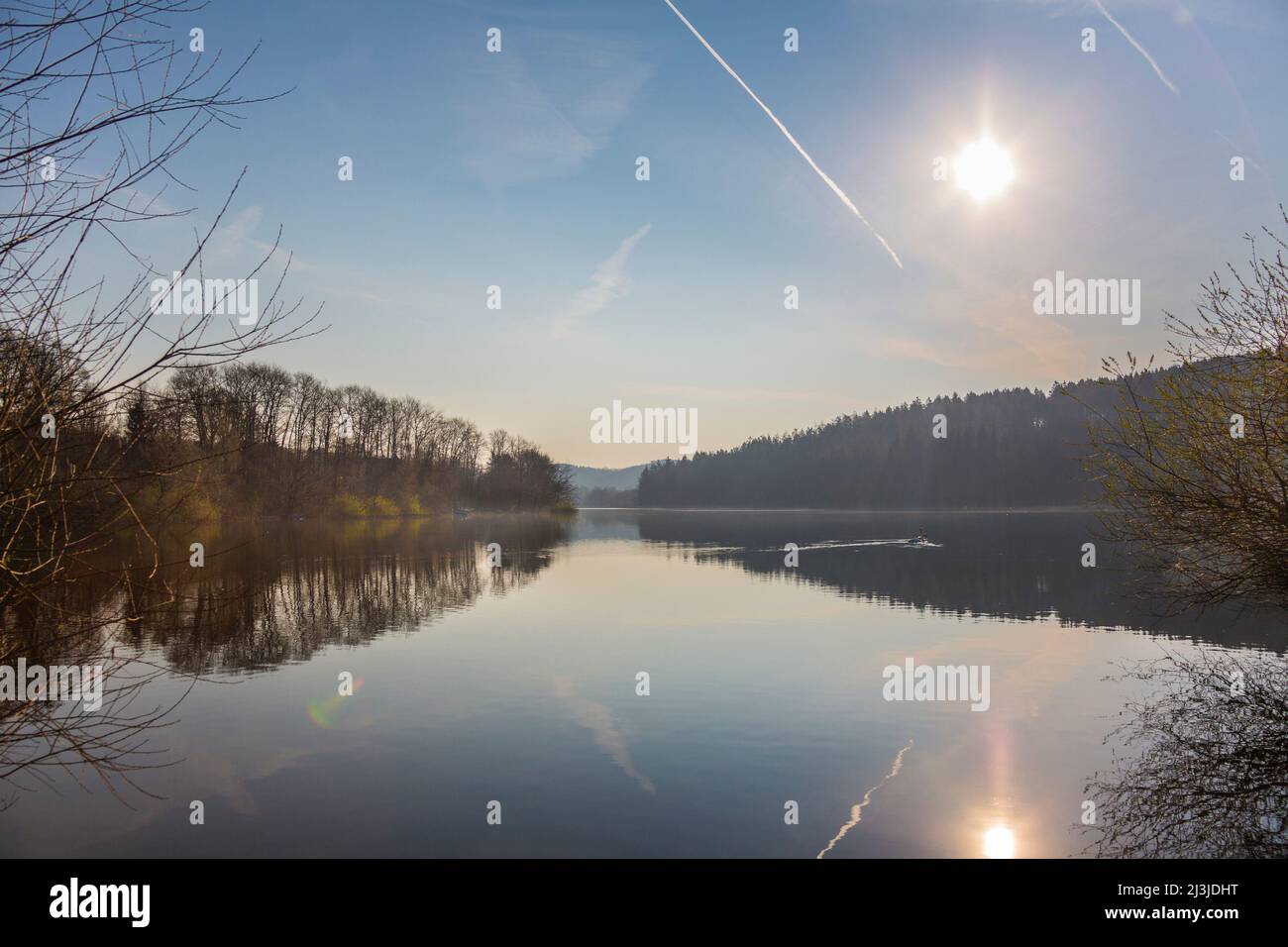 Ambiance matinale au barrage de Bever dans Oberbergisches Land, Allemagne Banque D'Images