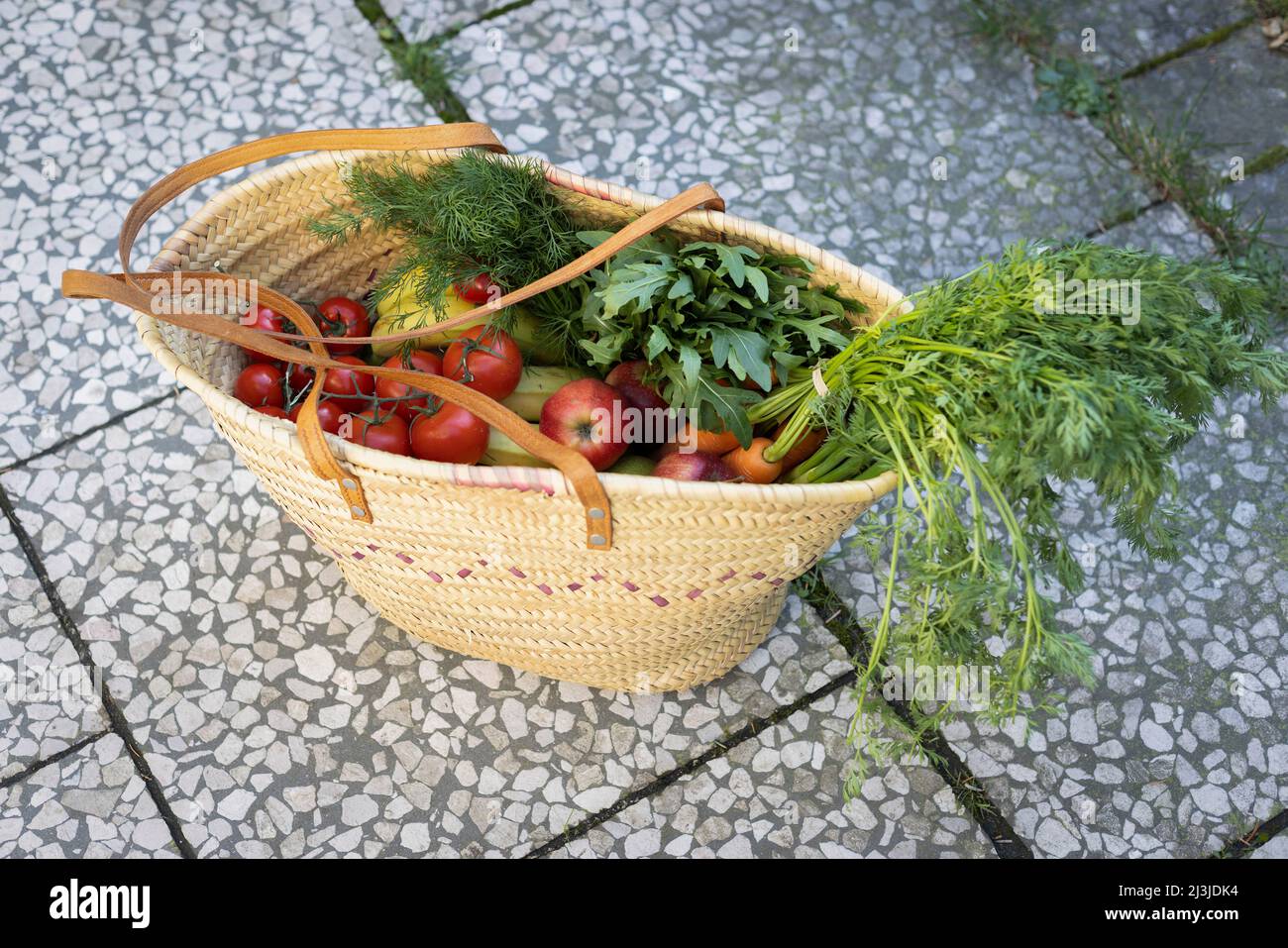 Panier rempli de fruits et légumes du marché hebdomadaire local en  Allemagne Photo Stock - Alamy