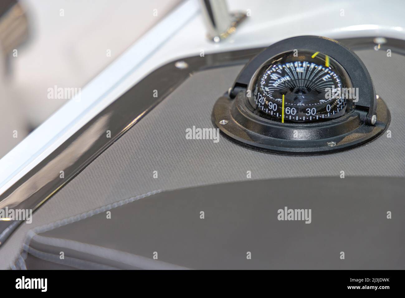Big Black Nautical Compass Device intégré au tableau de bord Banque D'Images