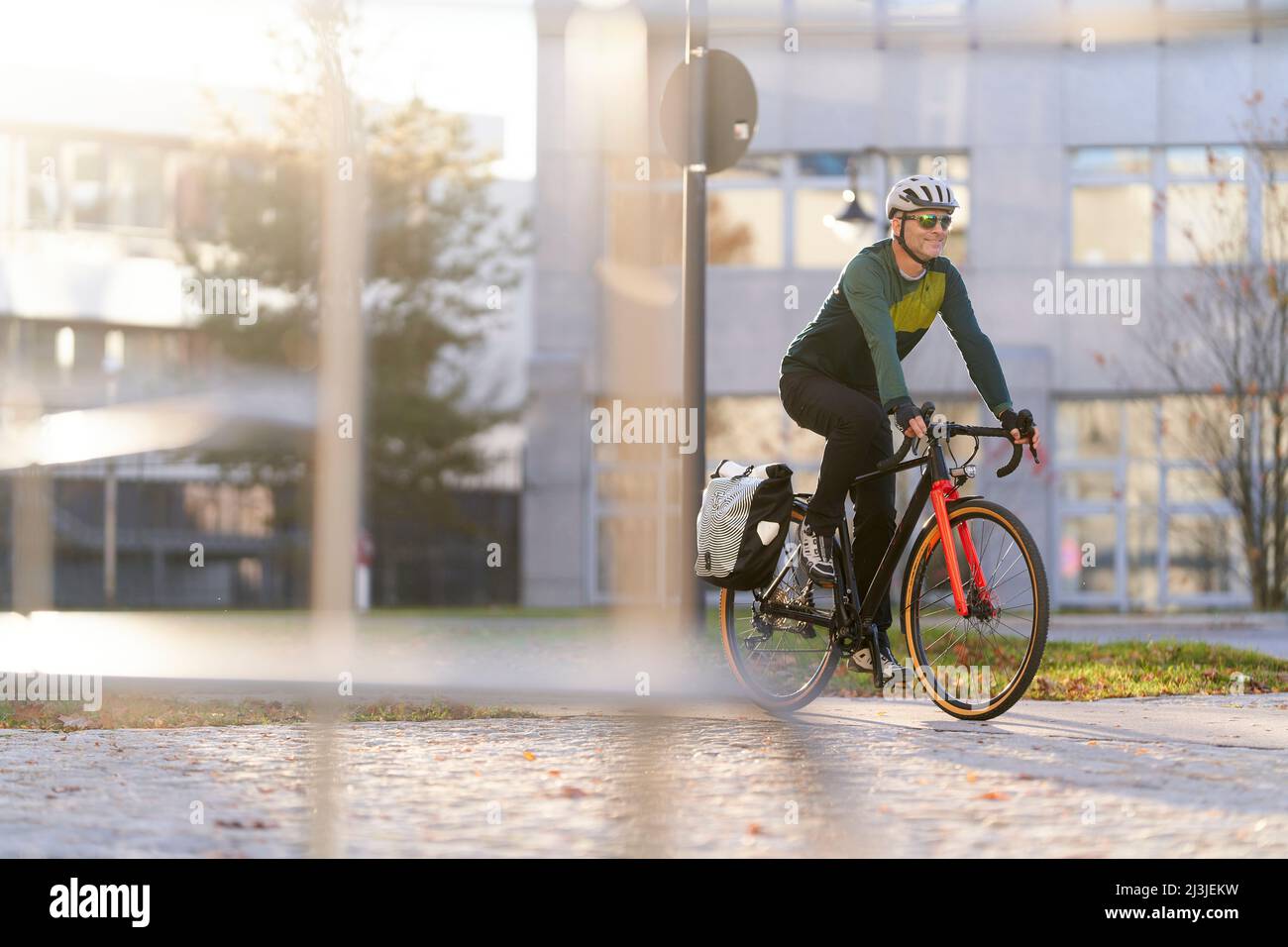 Homme d'âge moyen en vélo de route, en ville, Munich, Allemagne Banque D'Images