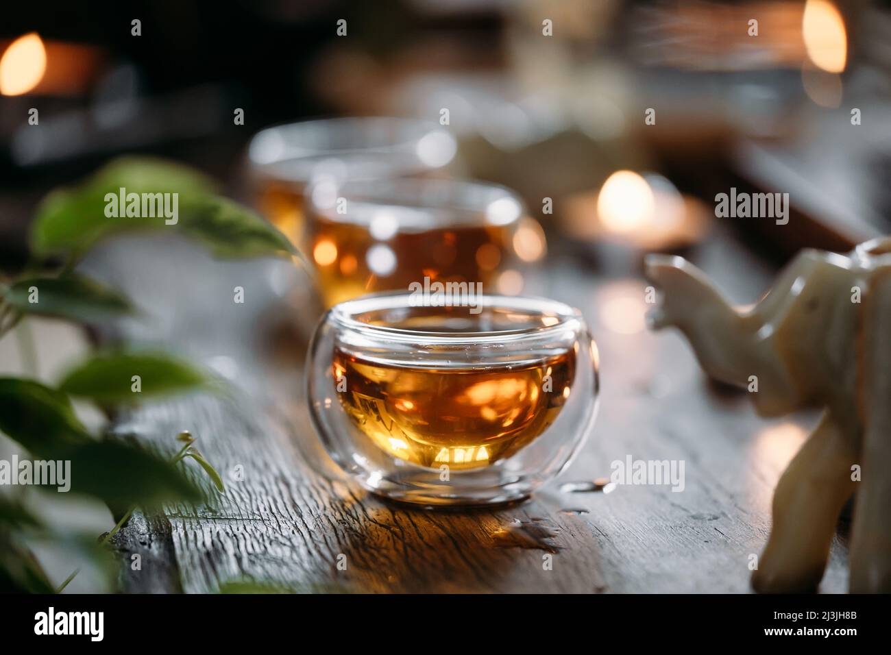 Cérémonie du thé chinois avec décoration flamme de bougie sur fond sombre Banque D'Images