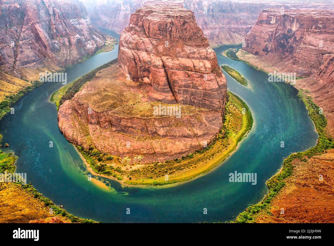 Horseshoe Bend, le « demi-tour » du fleuve Colorado dans le terrain de loisirs national de Glen Canyon, en Arizona. Banque D'Images