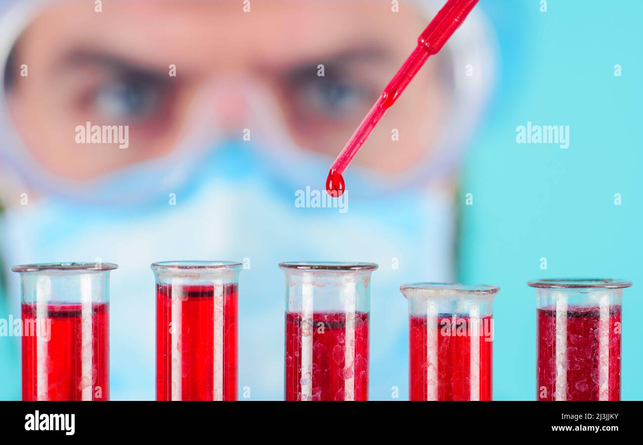 Médecin ou chercheur avec des tubes à essai. Scientifique faisant de la recherche en laboratoire. Test sanguin. Gros plan Banque D'Images