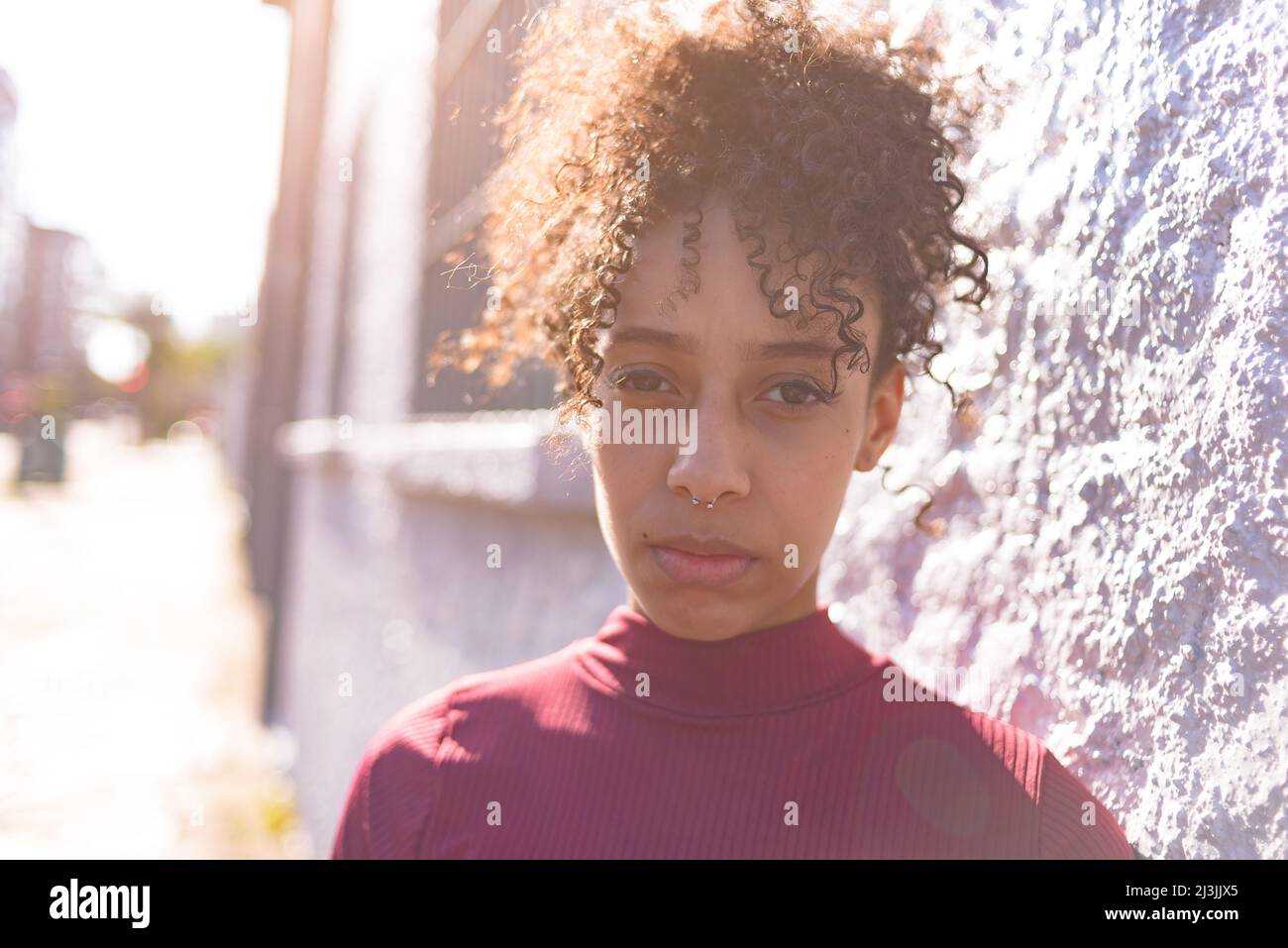 Jeune femme afro-américaine portrait à l'extérieur dans un paysage urbain Banque D'Images