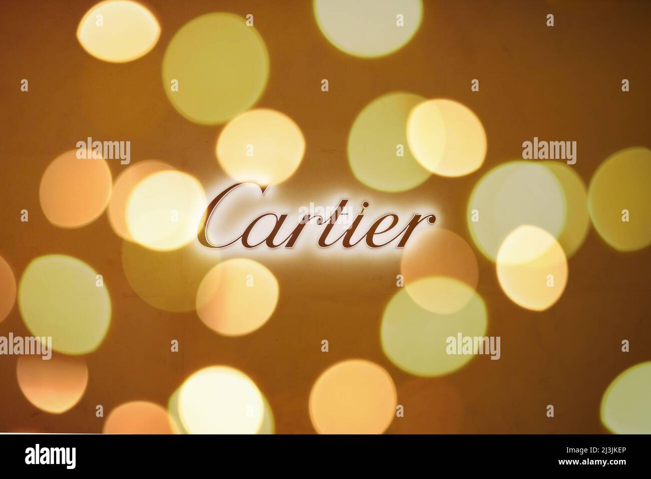 Dubai, Émirats Arabes Unis - 28 mai 2021 : logo de Cartier est la marque française au mur du magasin. Cartier International SNC, Cartier est Banque D'Images
