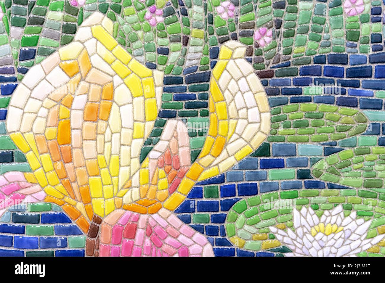 Carreaux de mosaïque en céramique disposés en forme de fleur. Banque D'Images