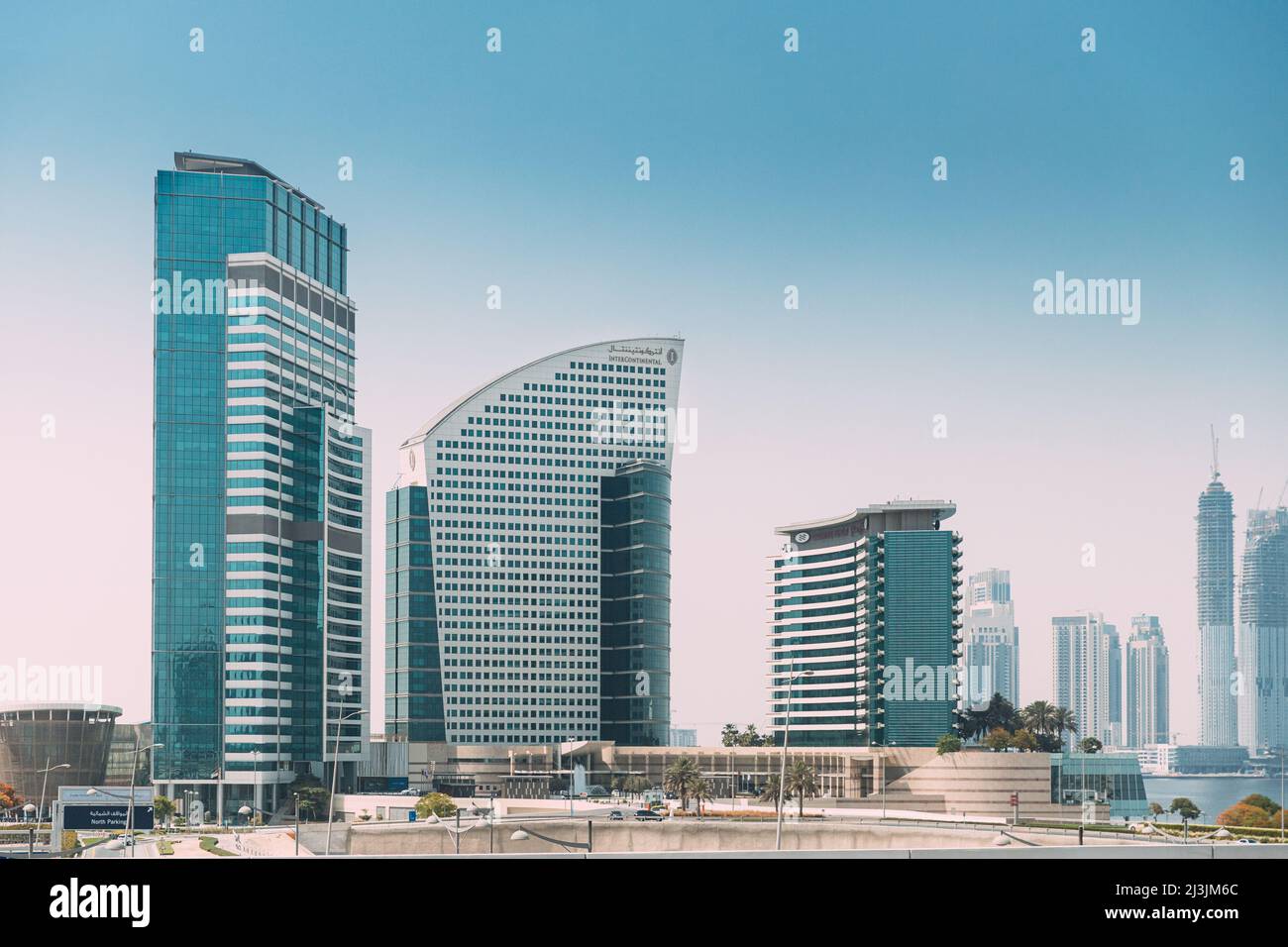 Dubai Marina Port, Émirats Arabes Unis - 28 mai 2021: Hôtel InterContinental Dubai Marina, hôtel IHG et hôtel Crowne Plaza. Vue de haut Banque D'Images