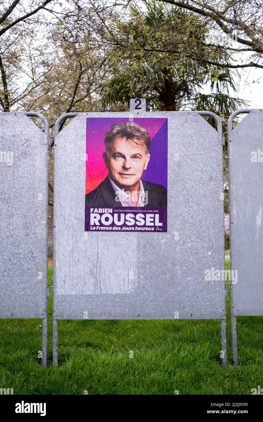 Affiches officielles de la campagne présidentielle dans la commune de Dinan en Bretagne. France. Banque D'Images