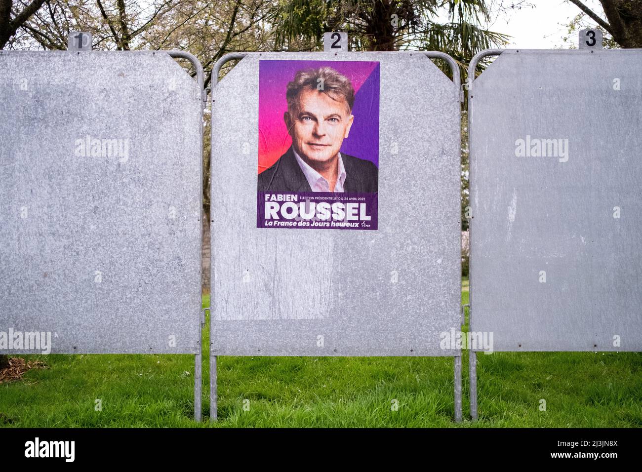 Affiches officielles de la campagne présidentielle dans la commune de Dinan en Bretagne. France. Banque D'Images