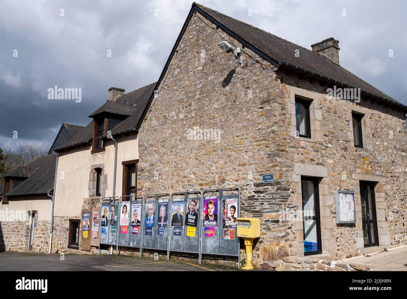 Affiches officielles de la campagne présidentielle dans la commune de Dinan en Bretagne. France. Banque D'Images