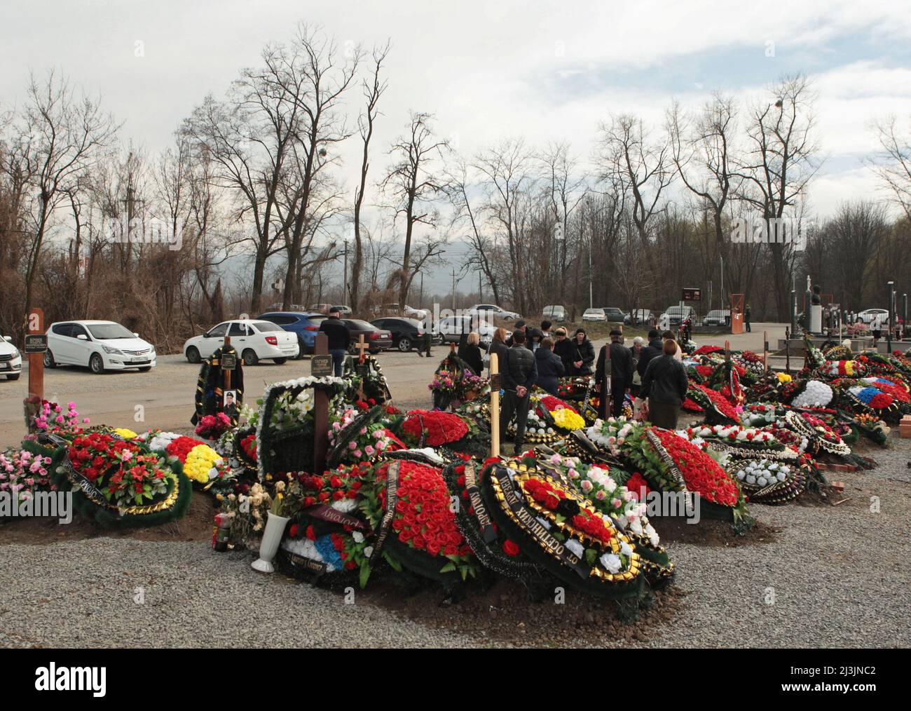 Des tombes de membres du service russe qui ont été tués pendant le conflit entre l'Ukraine et la Russie sont vues dans un cimetière à Vladikavkaz, Russie le 8 avril 2022. PHOTOGRAPHE REUTERS/REUTERS Banque D'Images