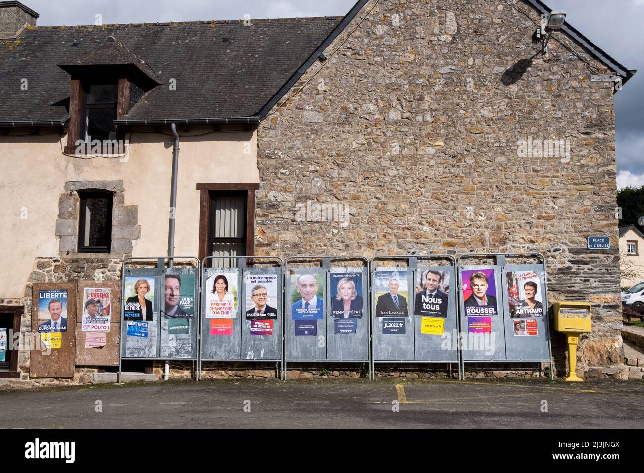 Affiches officielles de la campagne présidentielle dans la commune de Dinan en Bretagne. France. Banque D'Images