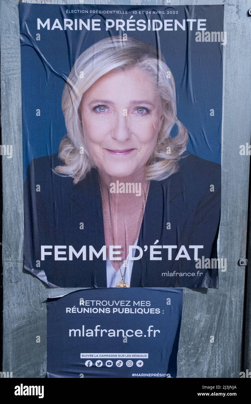 Affiches officielles de la campagne présidentielle dans la commune de Dinan en Bretagne. France. Banque D'Images