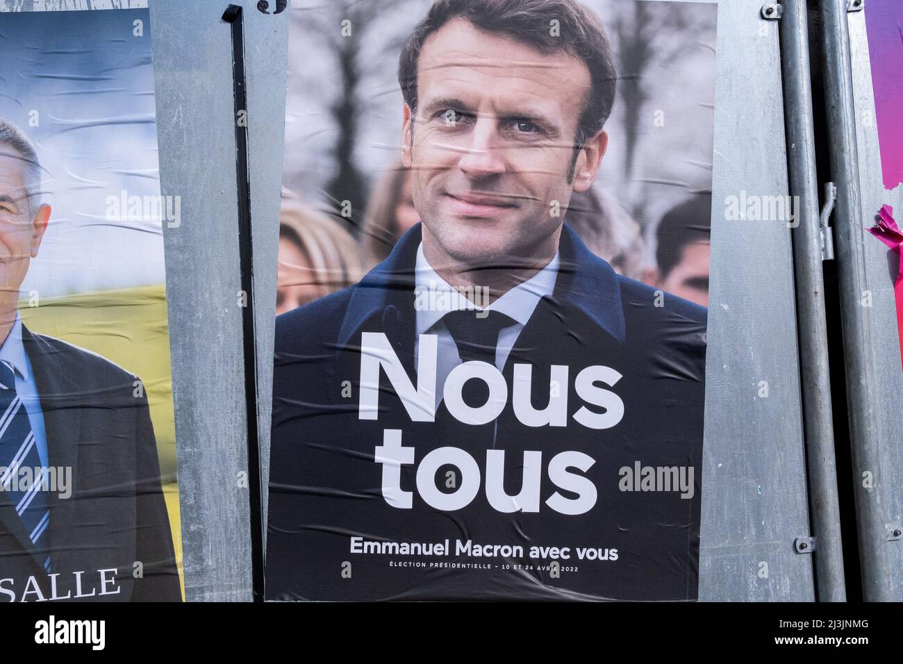 Affiches officielles de la campagne présidentielle dans la commune de Dinan en Bretagne. France. Banque D'Images