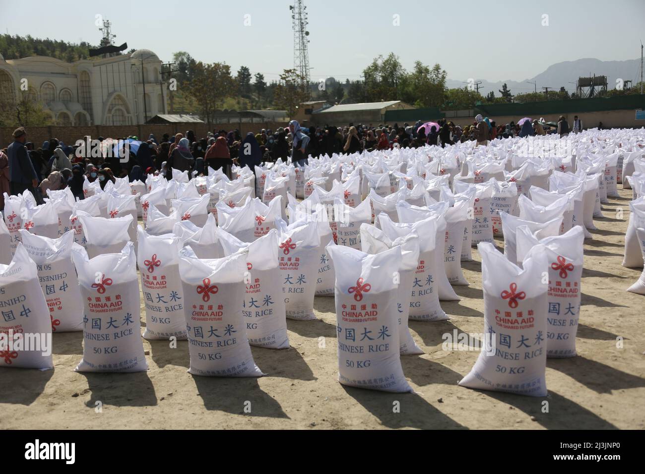 Kaboul, Afghanistan. 7th avril 2022. Les gens attendent de recevoir une aide alimentaire de la Chine à Kaboul, en Afghanistan, le 7 avril 2022. Une cinquième série d'aide alimentaire de la Chine a été distribuée jeudi en Afghanistan dans le contexte d'une crise humanitaire dans ce pays déchiré par la guerre, qui souffre d'un effondrement économique. Credit: Saifurahman Safi/Xinhua/Alamy Live News Banque D'Images