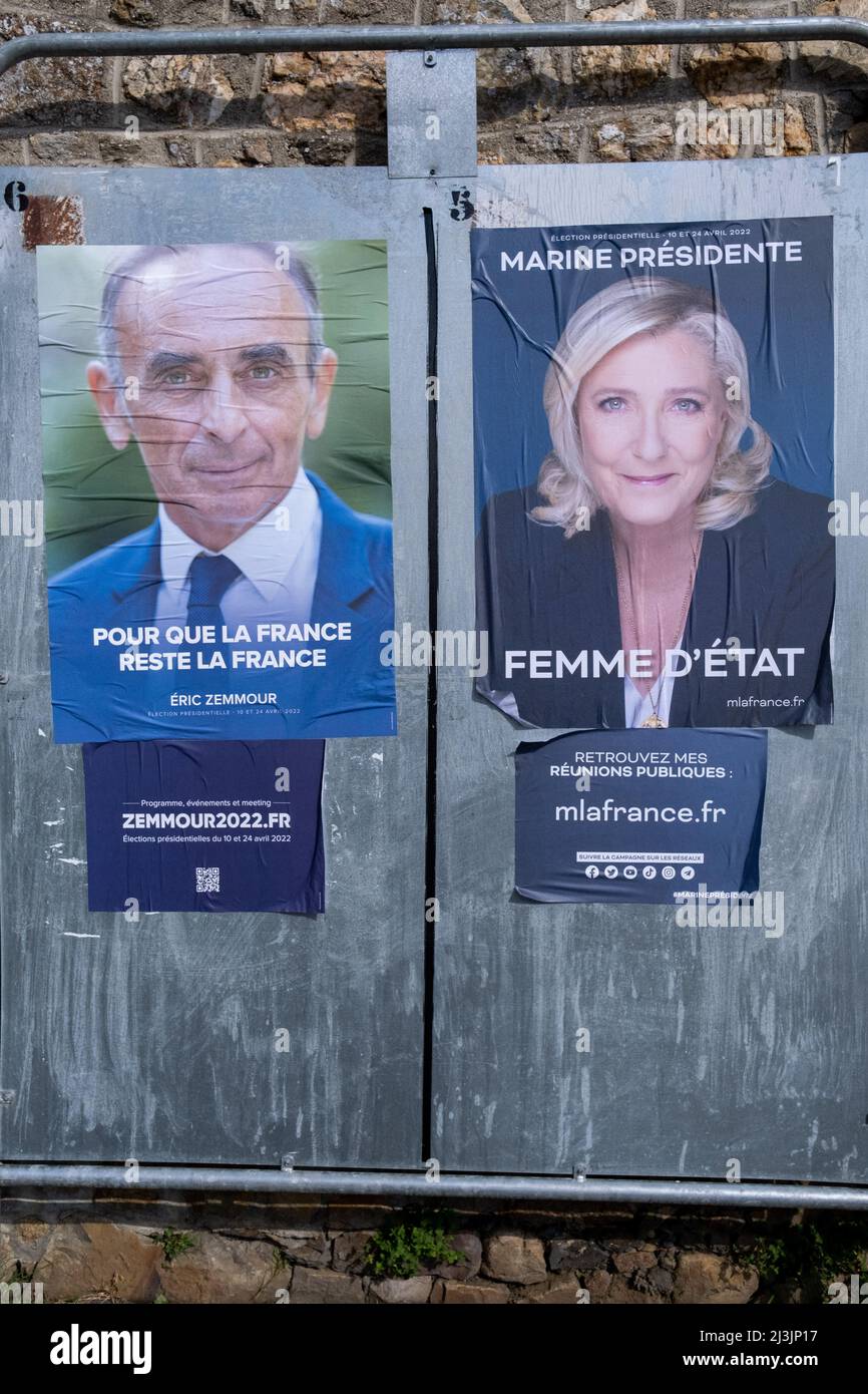 Affiches officielles de la campagne présidentielle dans la commune de Dinan en Bretagne. France. Banque D'Images