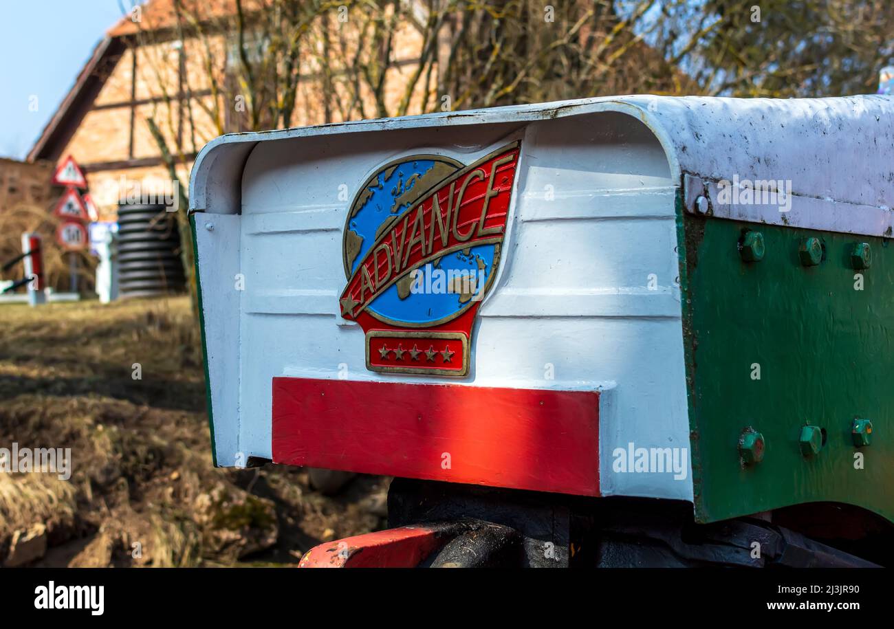 Le nez du rouleau de route vintage avec le logo coloré 'Advance' et cinq étoiles. Banque D'Images