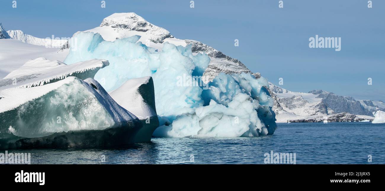 Antarctique, Océan Austral, Iles Orcades du Sud, Ile Coronation, Baie d'Iceberg. Rare grand iceberg de « glace de jade ». Banque D'Images