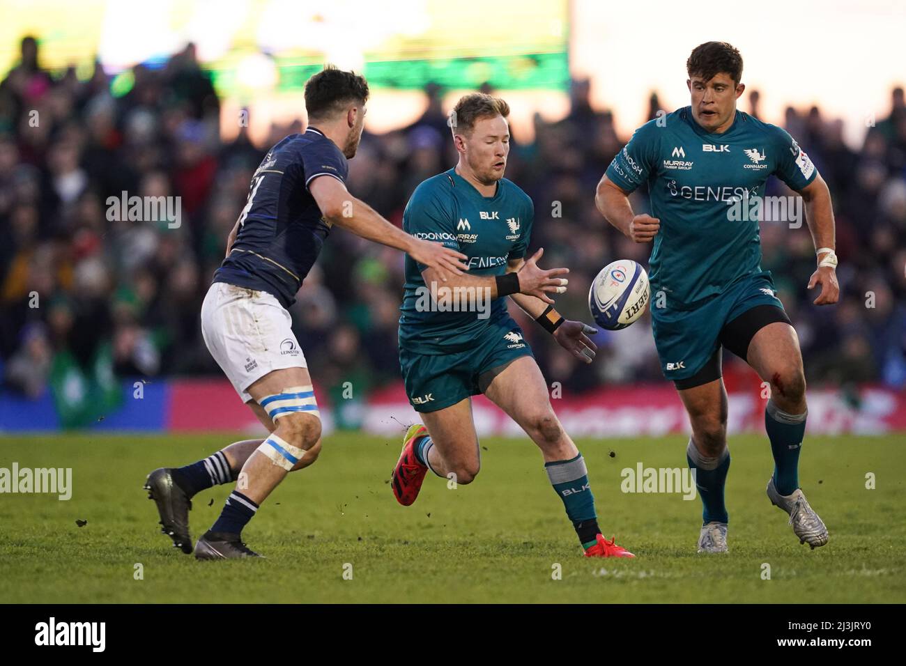 Le Kieran Marmion de Connacht (au centre) est attaqué par Jimmy O’Brien de Leinster lors du match de la coupe des champions Heineken au Sportsground, Galway. Date de la photo: Vendredi 8 avril 2022. Banque D'Images